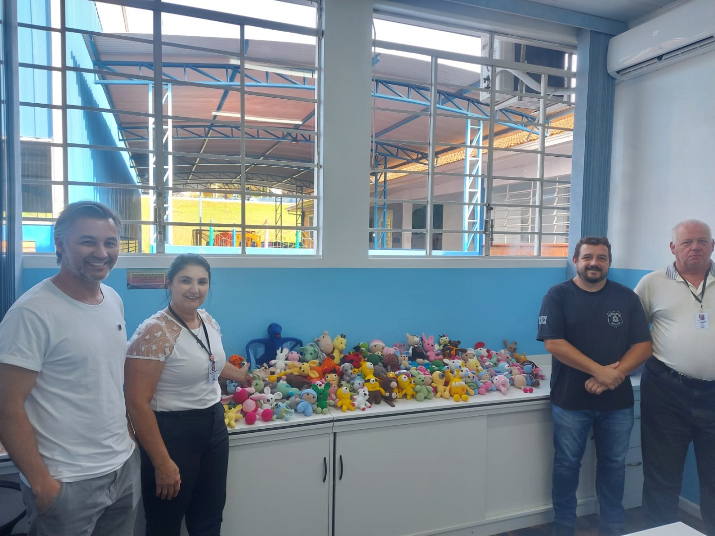 Ação de Páscoa entrega amigurumis produzidos pela Cadeia Pública Hildebrando de Souza a alunos excepcionais de Ponta Grossa