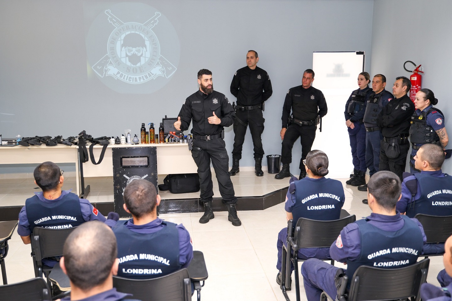 Polícia Penal do Paraná ministra instruções de técnicas não letais a 60 alunos da Guarda Municipal de Londrina