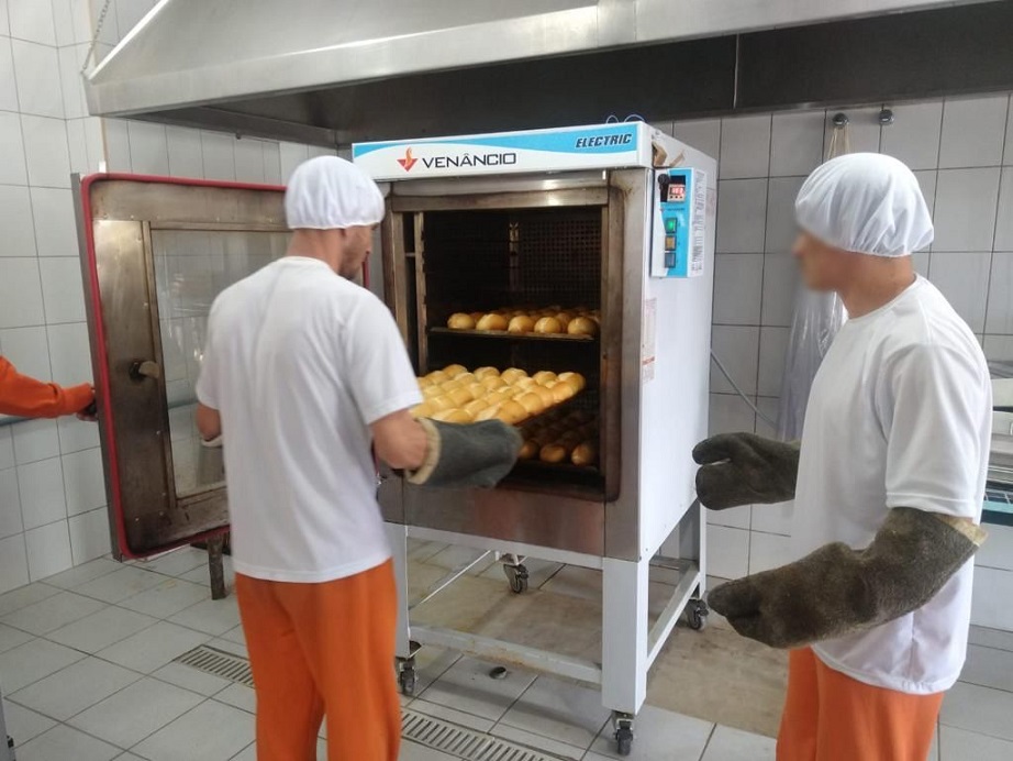 Em Ponta Grossa, 13 custodiados se formam no curso profissionalizante de padeiro