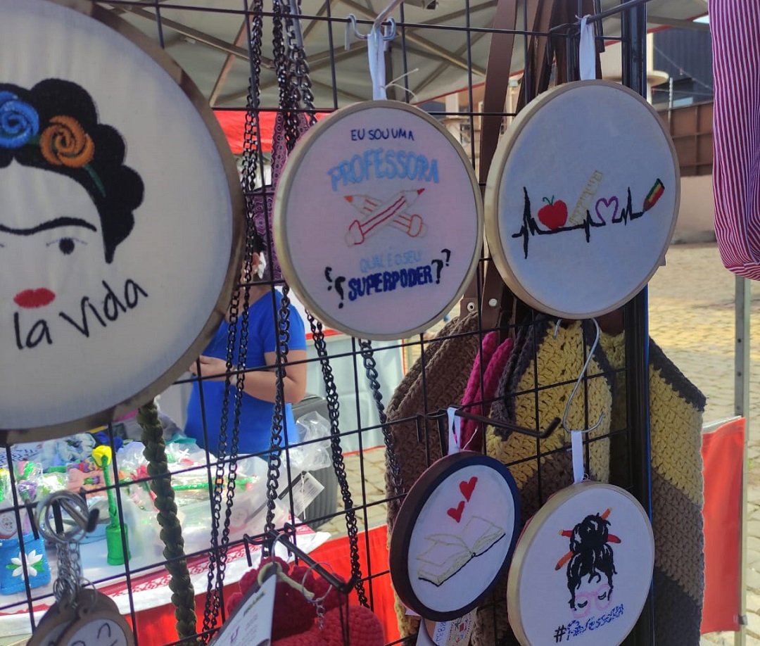Produção artesanal de apenados é difundida na feira educacional de Londrina