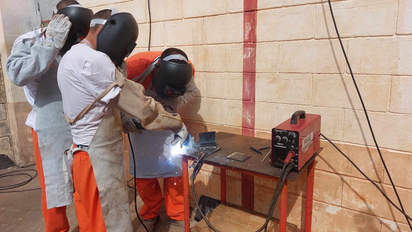 Curso de soldador qualifica 10 pessoas privadas de liberdade em penitenciária de Cascavel