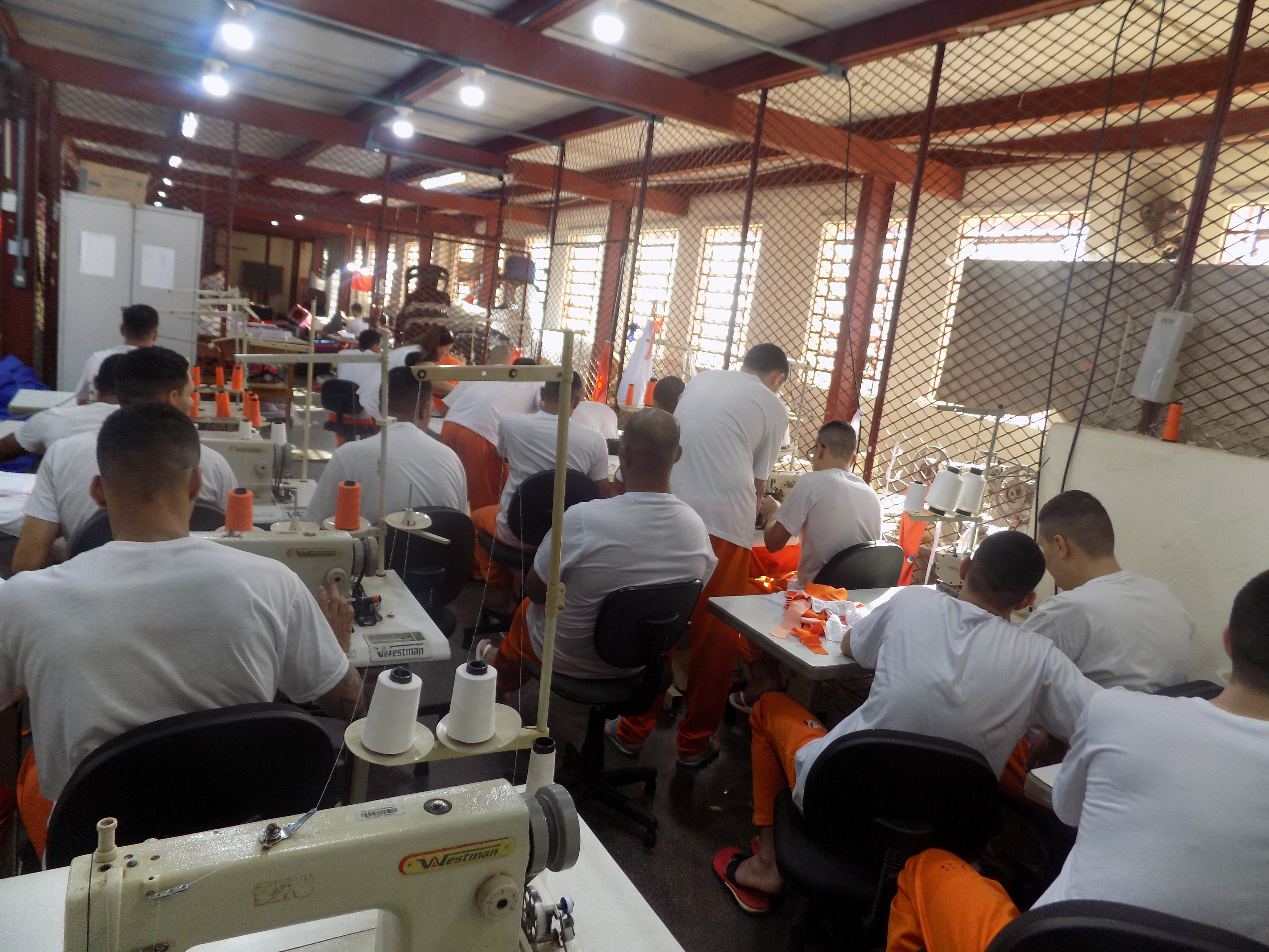 Em Maringá, 36 detentos formam-se em curso de assistente de costura