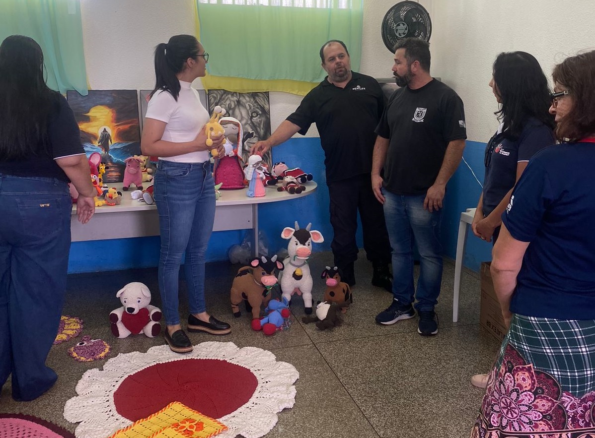 Em Foz do Iguaçu, Polícia Penal realiza entrega de Amigurumis para ONG e Delegacia da Mulher