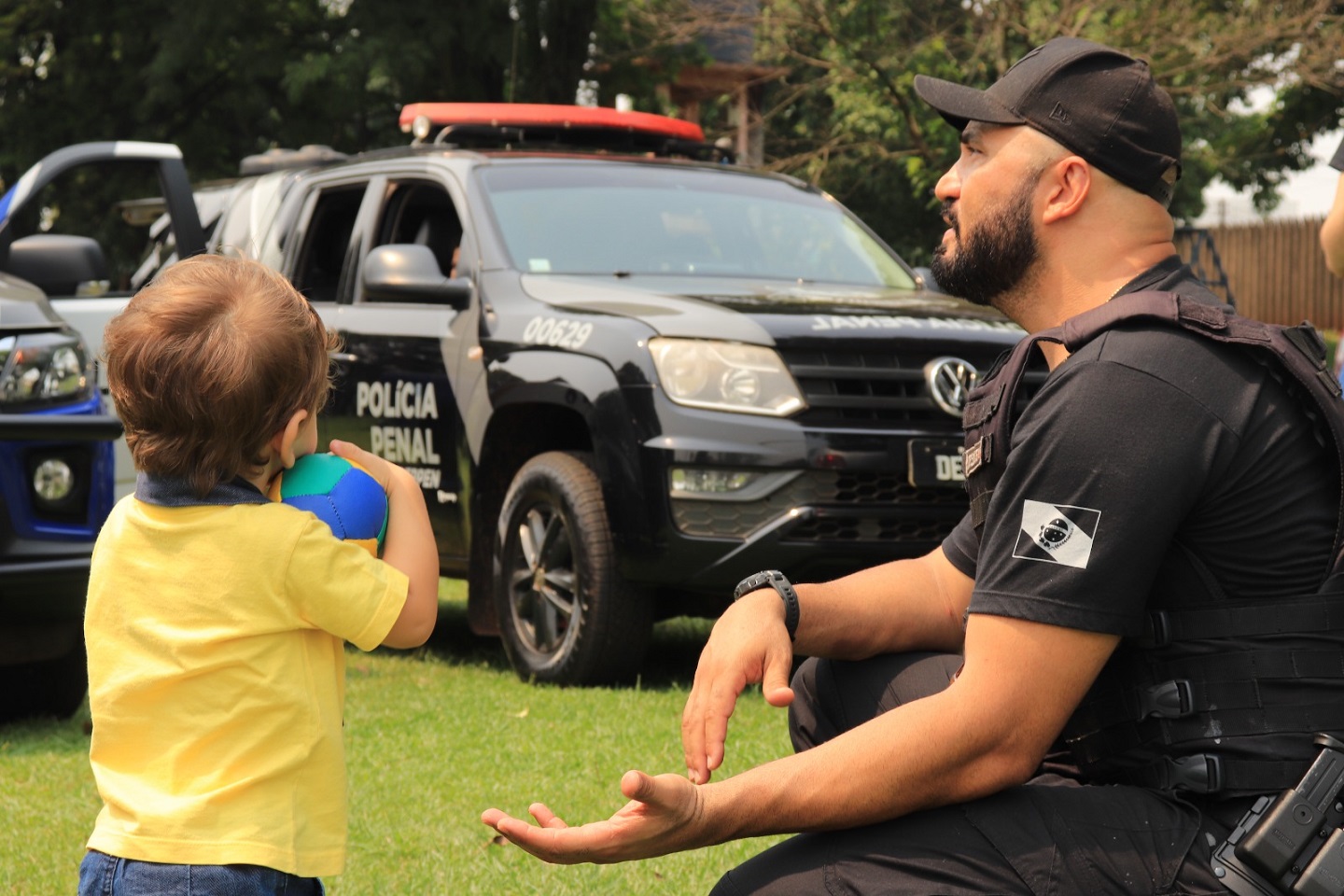 Crianças e adolescentes em acolhimento social de Cascavel recebem visita e presentes de policiais penais