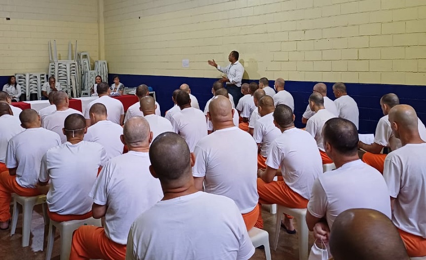 21 estudantes do sistema prisional concluem o ensino fundamental e médio em Foz do Iguaçu