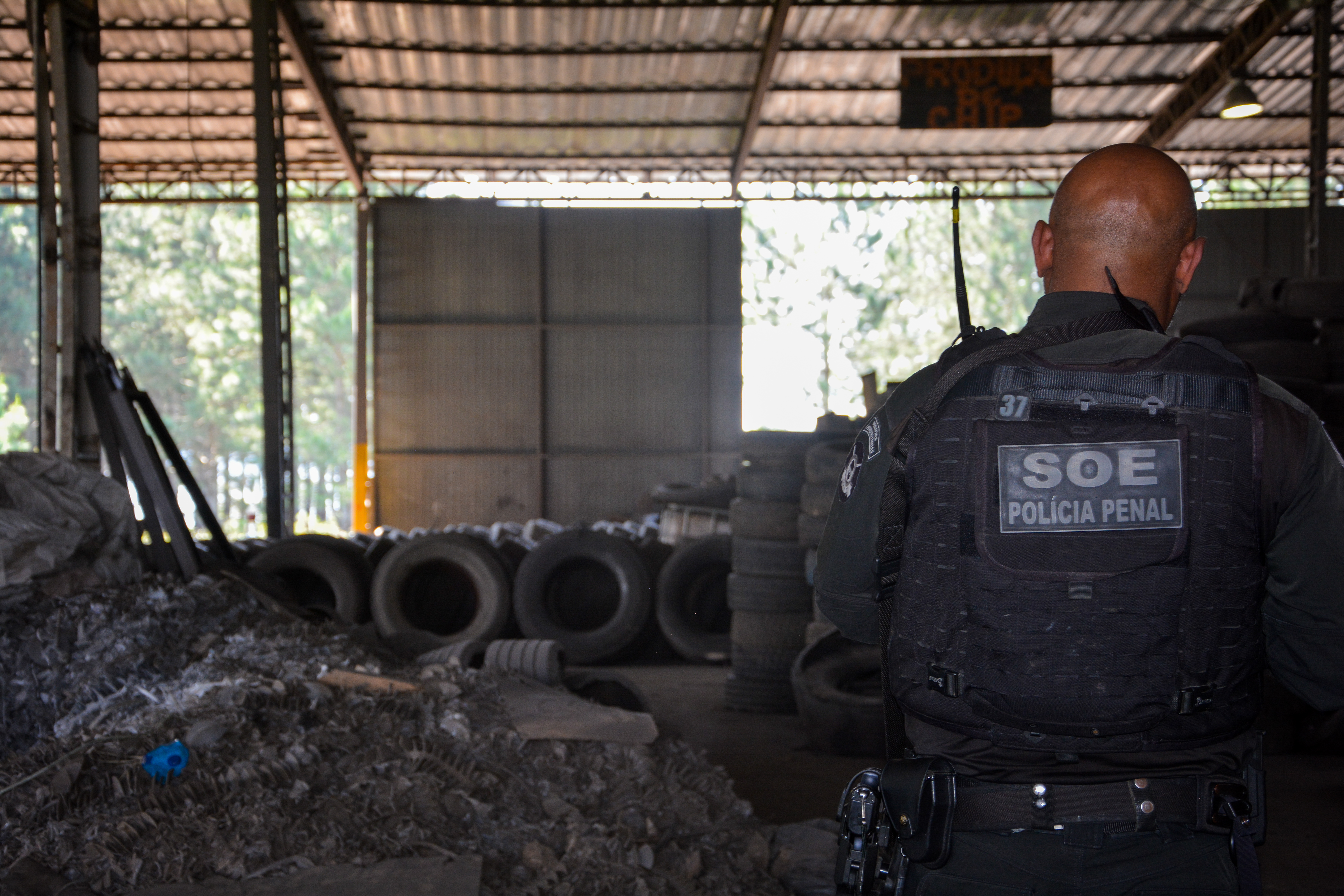Mão de obra prisional transforma pneus usados em matéria-prima para asfalto no Paraná