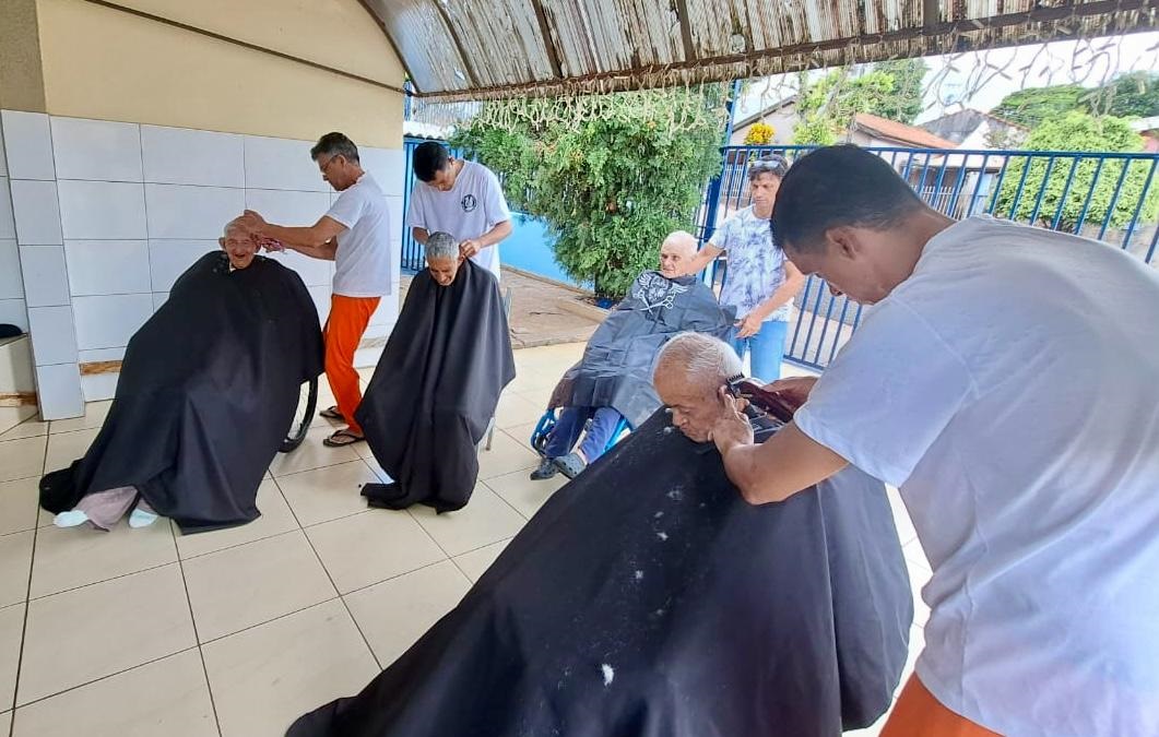 Homens privados de liberdade realizam cortes de cabelo e barba em asilo de Jandaia do Sul