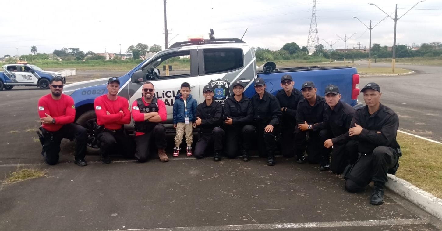 Criança autista realiza sonho de conhecer policiais penais em comemoração de aniversário