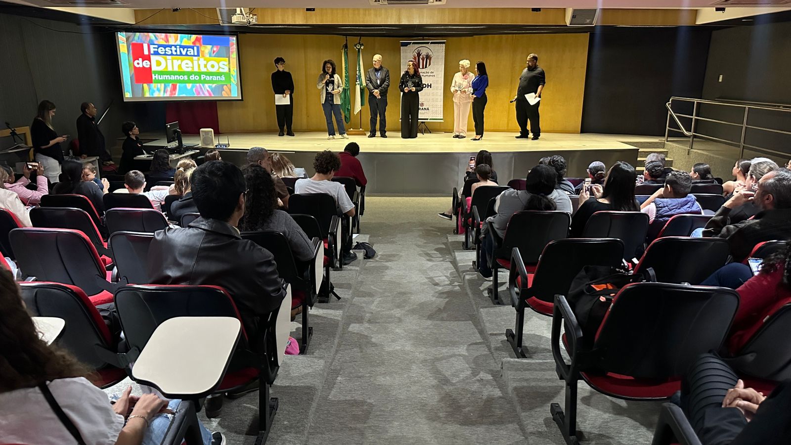 Policial penal Marilu da Costa recebe homenagem por seu trabalho em prol dos direitos humano no sistema prisional do Paraná