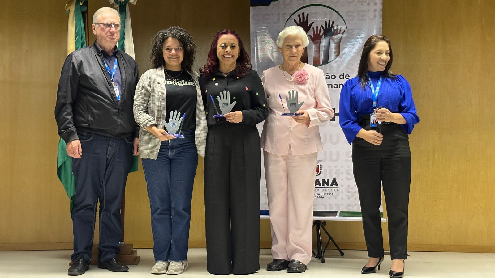 Policial penal Marilu da Costa recebe homenagem por seu trabalho em prol dos direitos humano no sistema prisional do Paraná