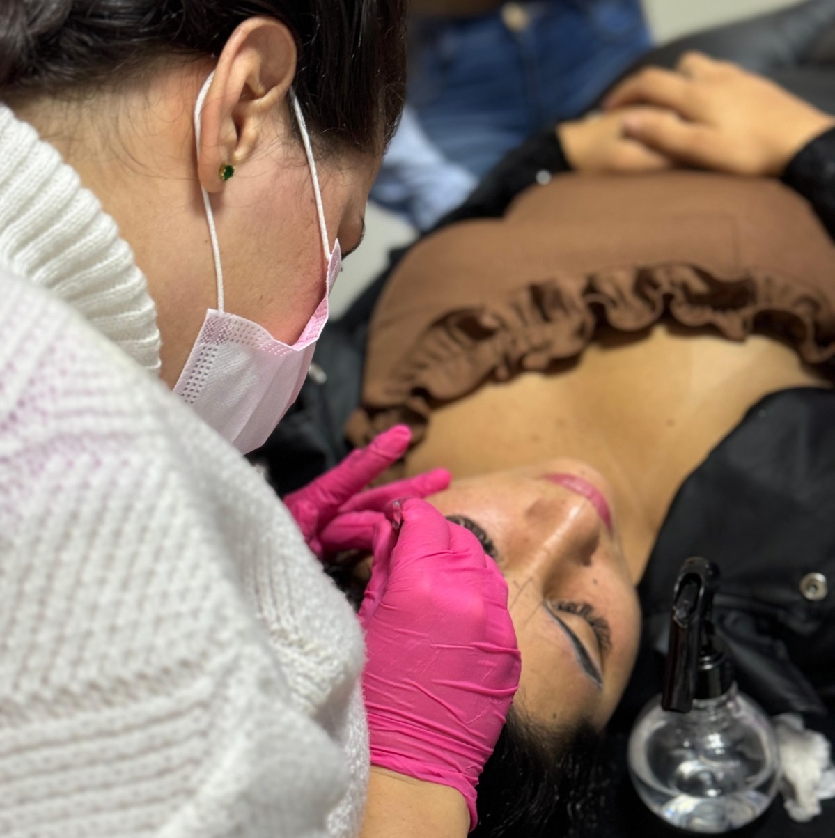 Curso de designer de sobrancelhas capacita 20 apenadas e promove reintegração social em Cascavel