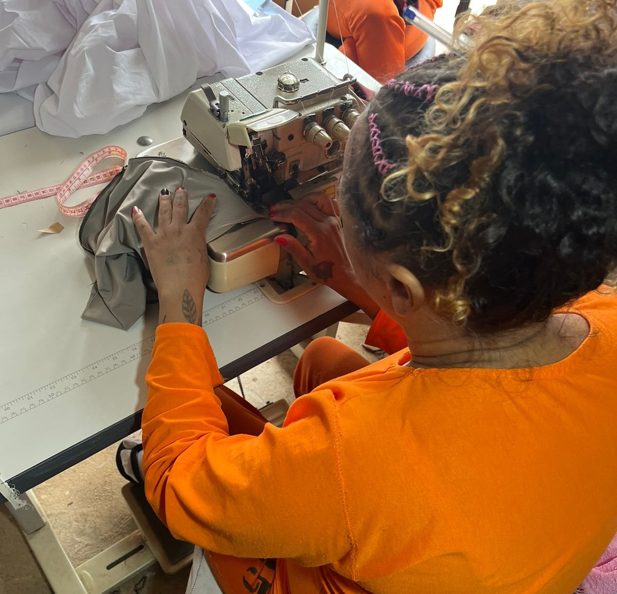 Mulheres privadas de liberdade confeccionam peças de roupas íntimas na Cadeia Pública de Pitanga