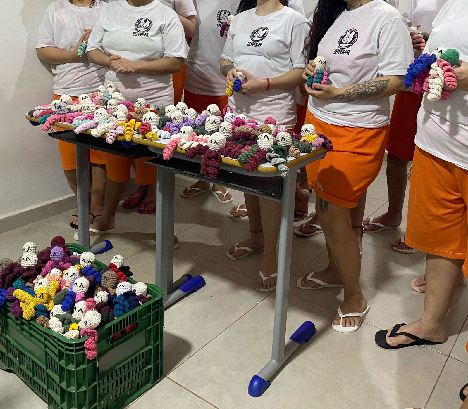 156 amigurumis feitos por apenadas foram doados para Apae, em Alto Paraná