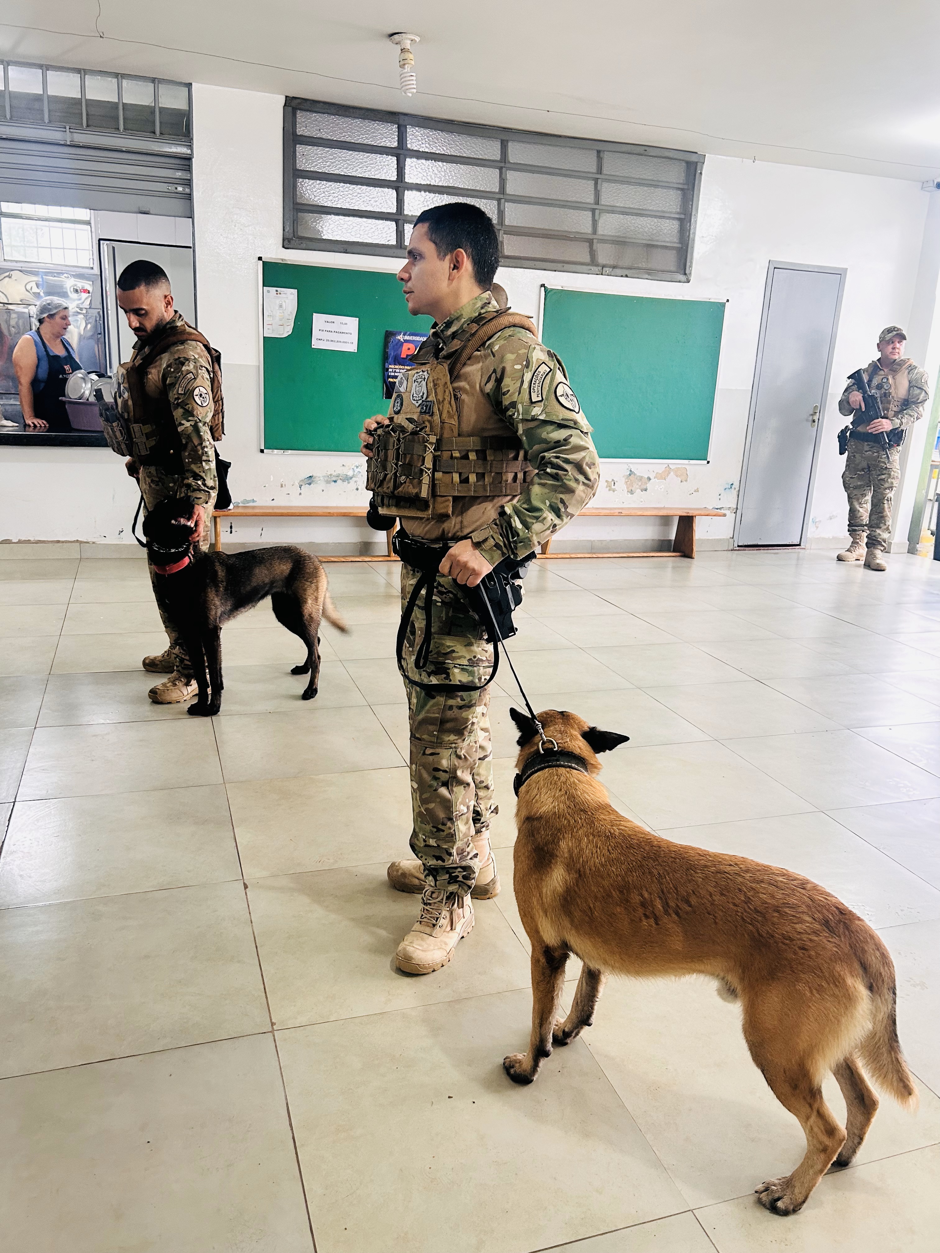 Polícia Penal faz apresentação com cães em escola municipal de Paiçandu em homenagem ao Dia das Crianças