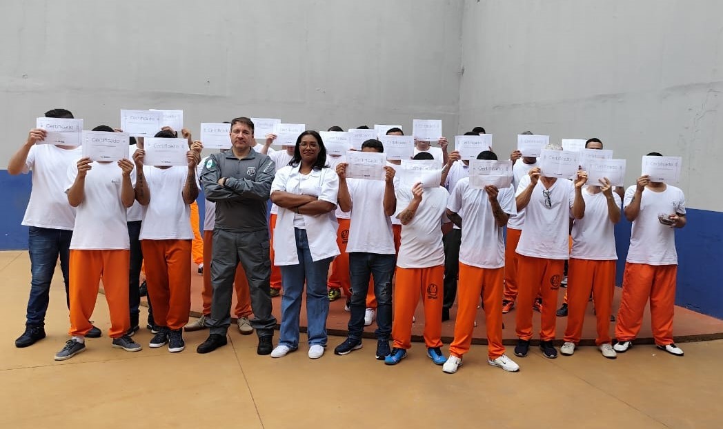 Penitenciária Estadual de Campo Mourão forma 40 pessoas privadas de liberdade em costura industrial
