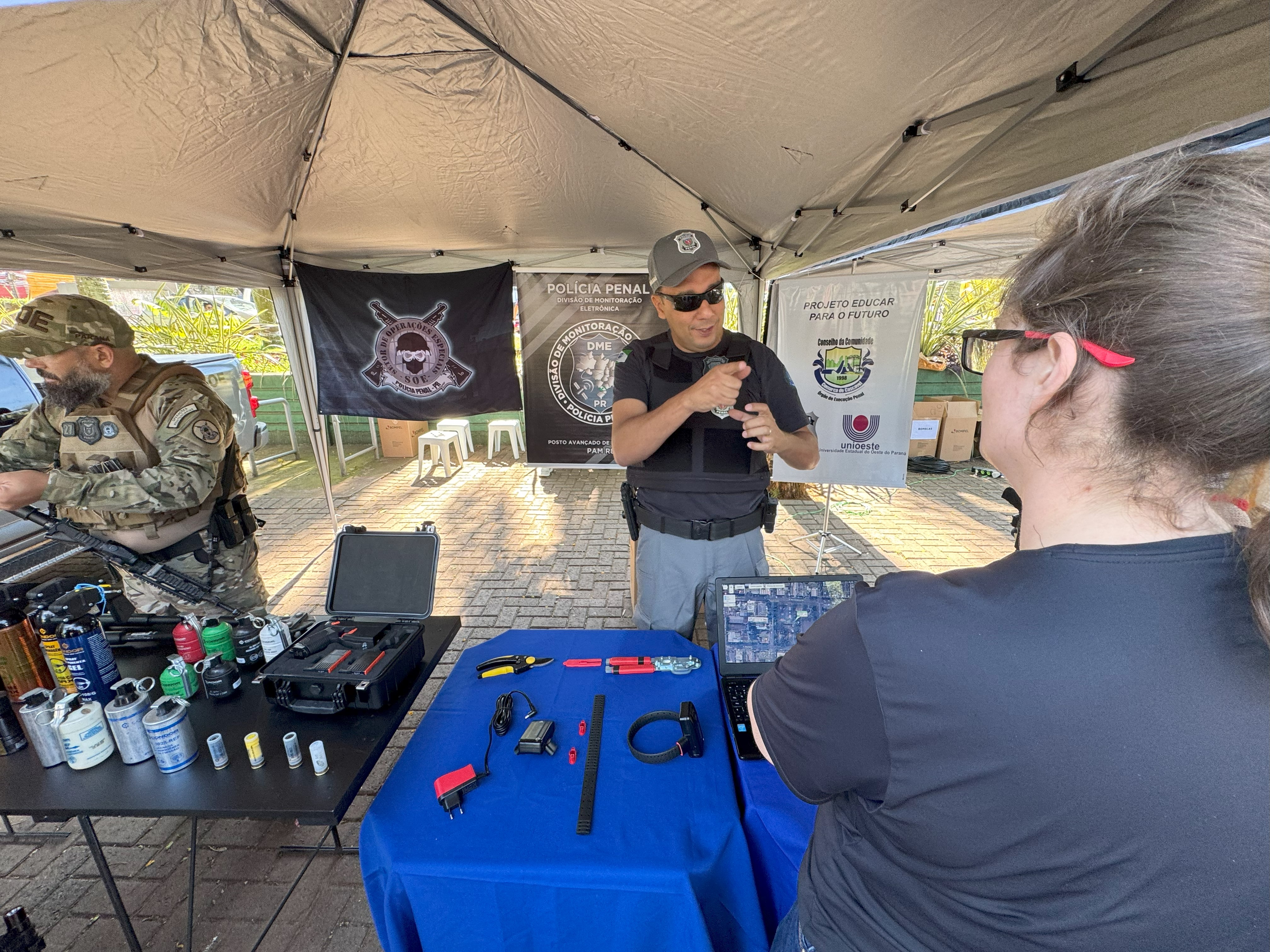 Polícia Penal do Paraná mostra dia a dia de trabalho em exposição na cidade de Cascavel