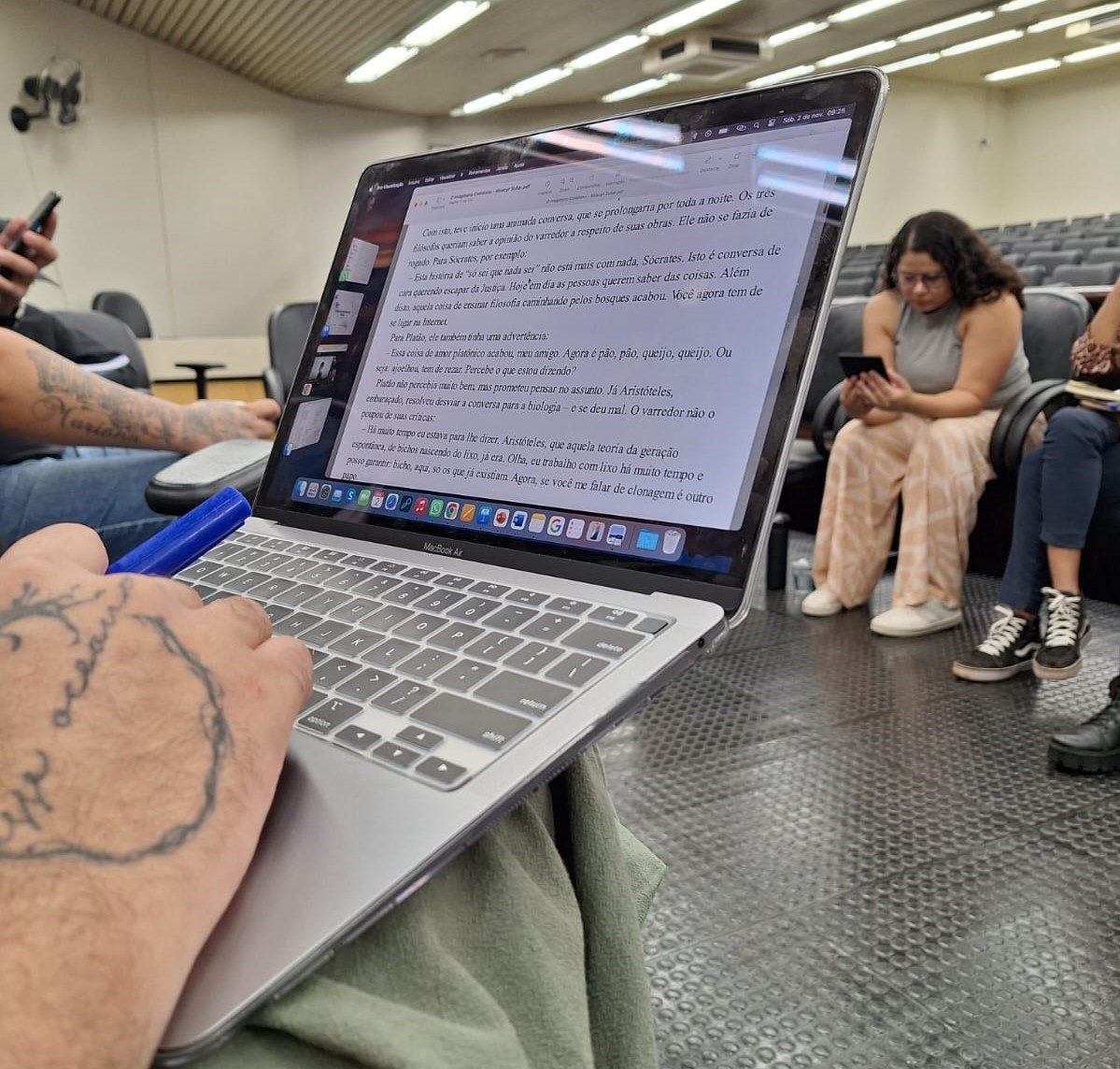 Ao fundo, aluna da Universidade Estadual de Maringá que auxilia os encontros