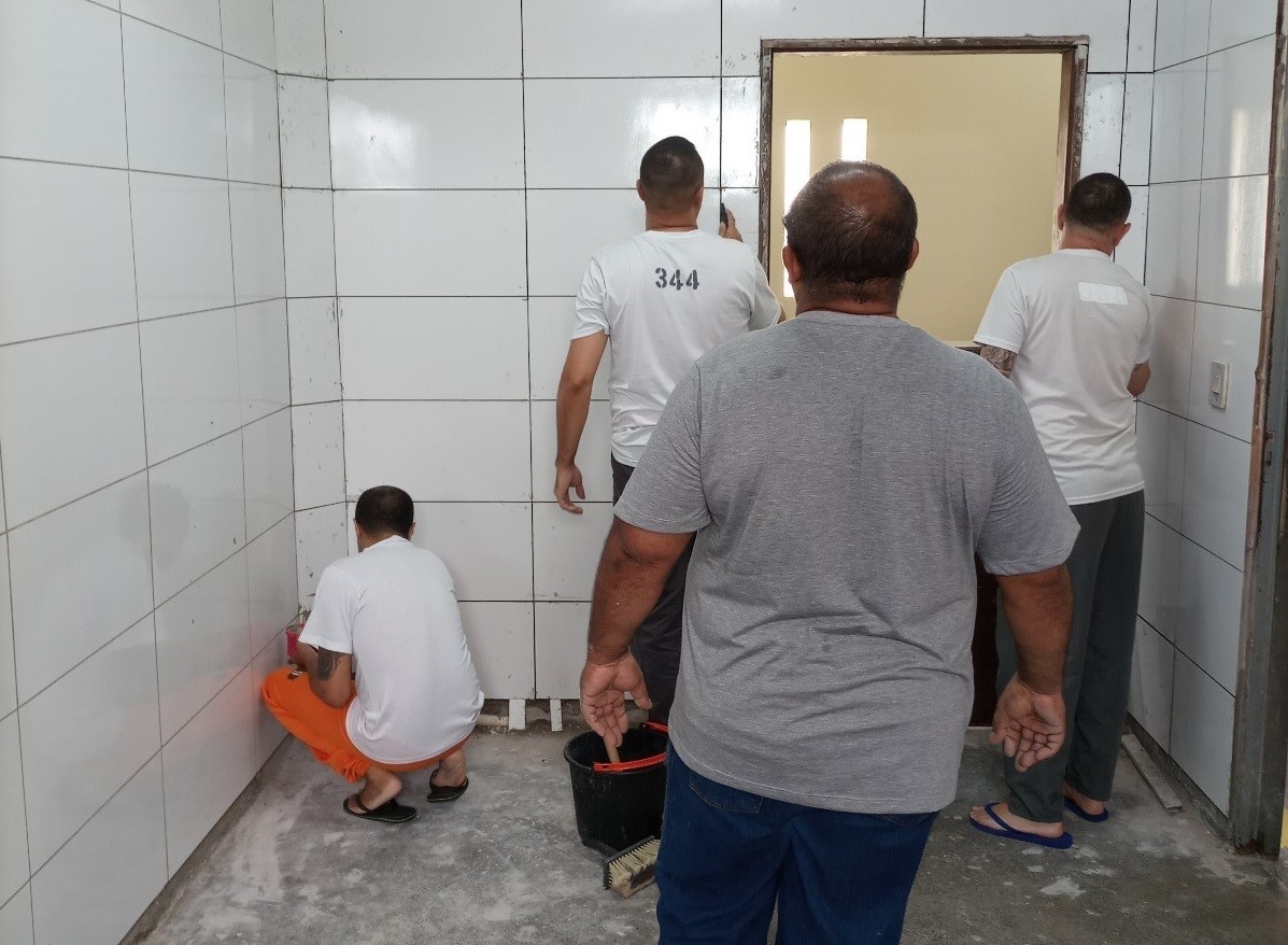 Parceria entre Polícia Penal e Senai certifica 25 apenados da Casa de Custódia de Maringá em cursos profissionalizantes