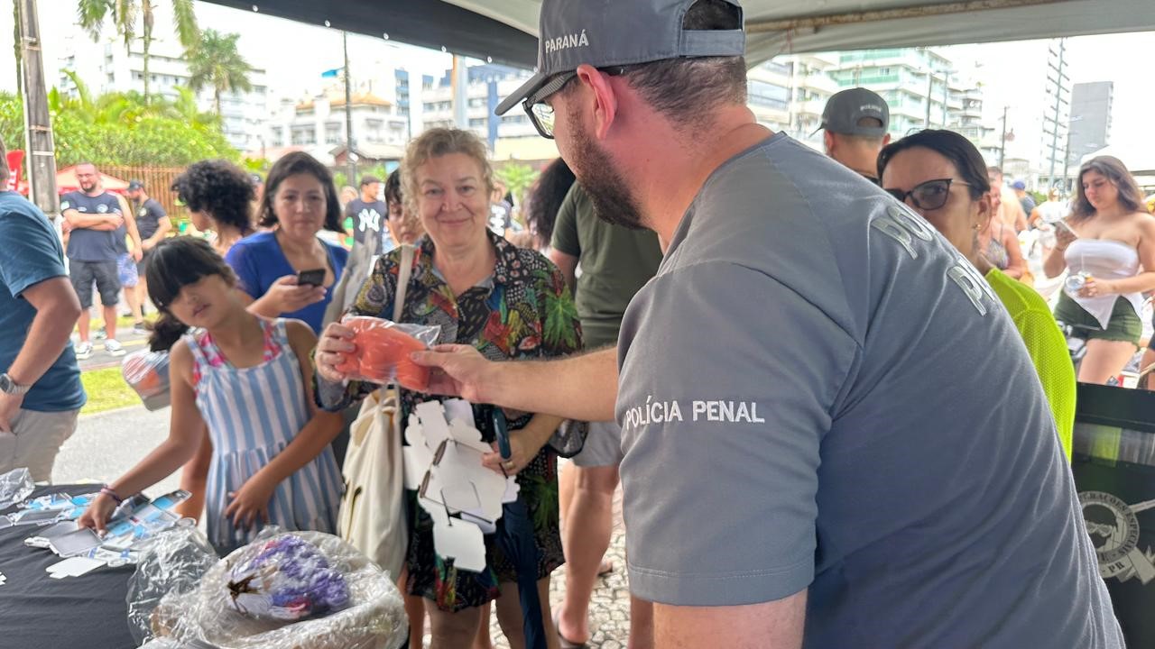 Polícia Penal distribui mais de mil brindes artesanais produzidos no sistema prisional durante o Verão Maior Paraná