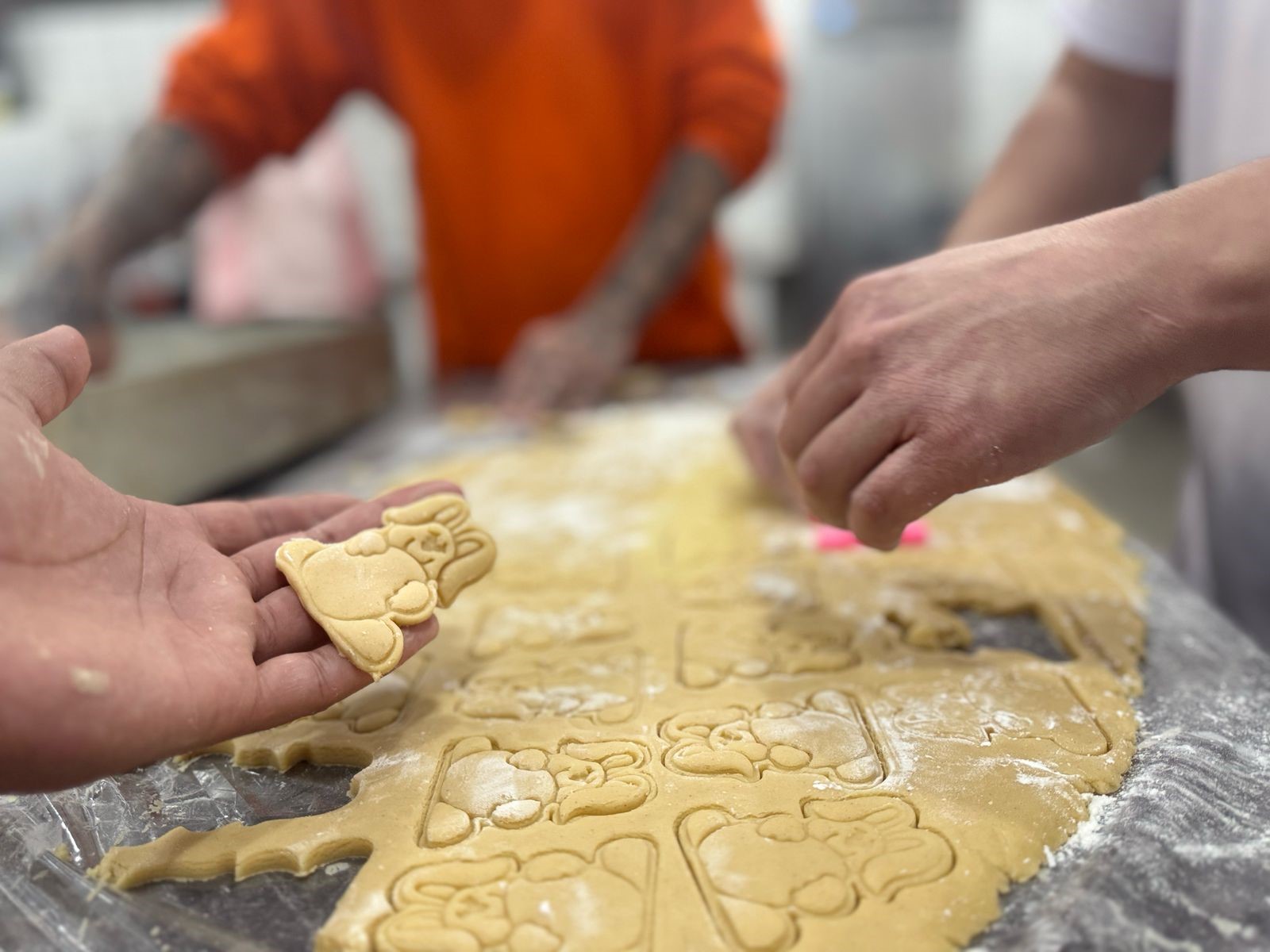 Curso de bolachas de Páscoa qualifica apenados em Cascavel e reforça reintegração social