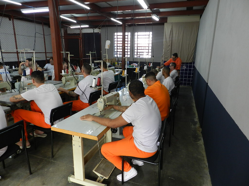 Curso de Costura Industrial qualifica pessoas privadas de liberdade na Penitenciária Estadual de Londrina