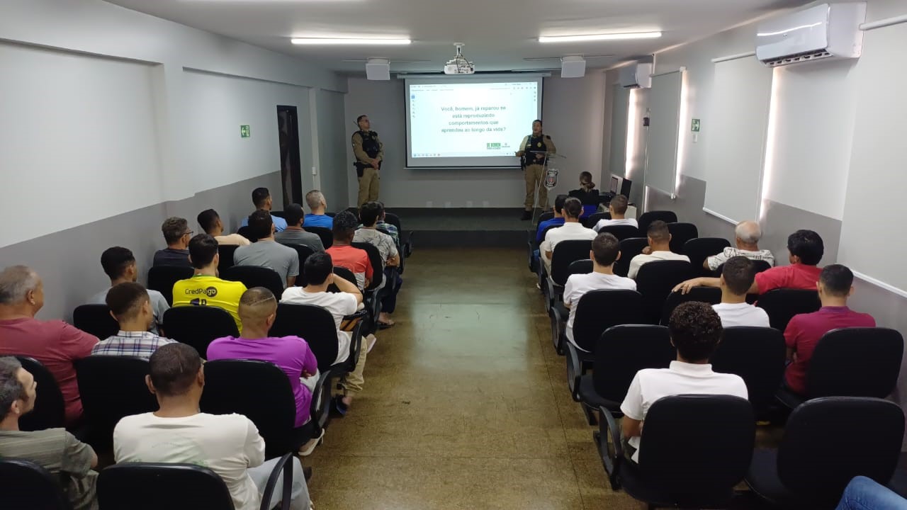 Polícia Penal do Paraná promove palestra da Semana Nacional de Justiça pela Paz em Casa na Colônia Penal Industrial de Maringá