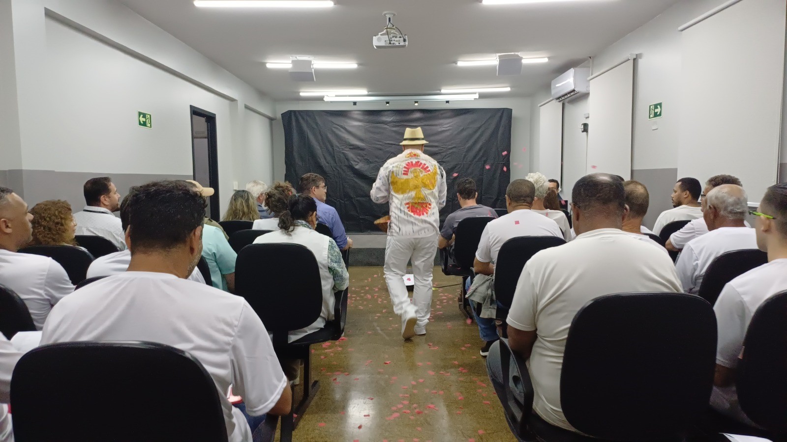 Polícia Penal do Paraná leva espetáculo encenado por pessoas privadas de liberdade com a peça “O Dito Pelo Não Dito”