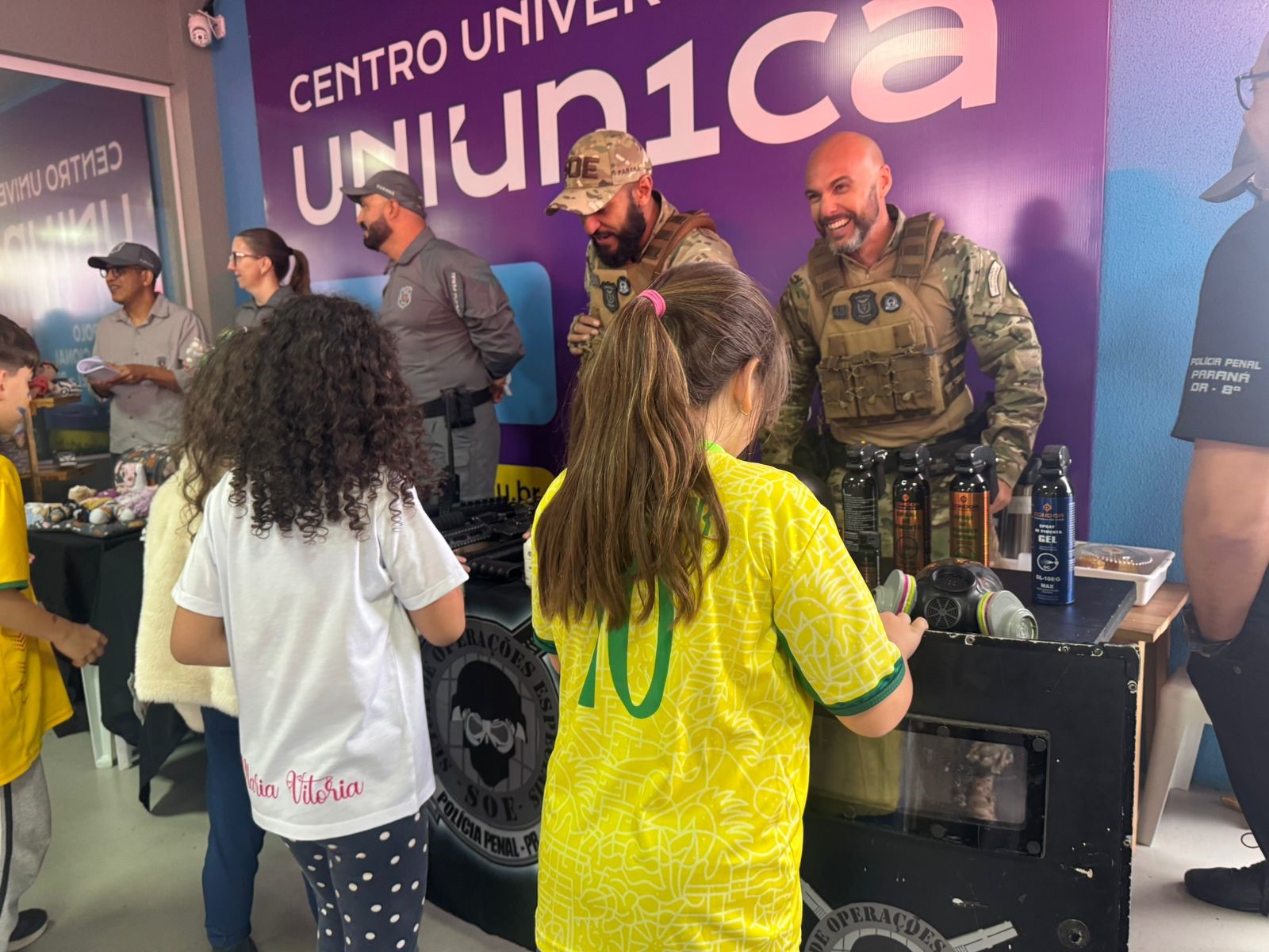 Polícia Penal do Paraná participa de exposição escolar em Cascavel e aproxima crianças da segurança pública