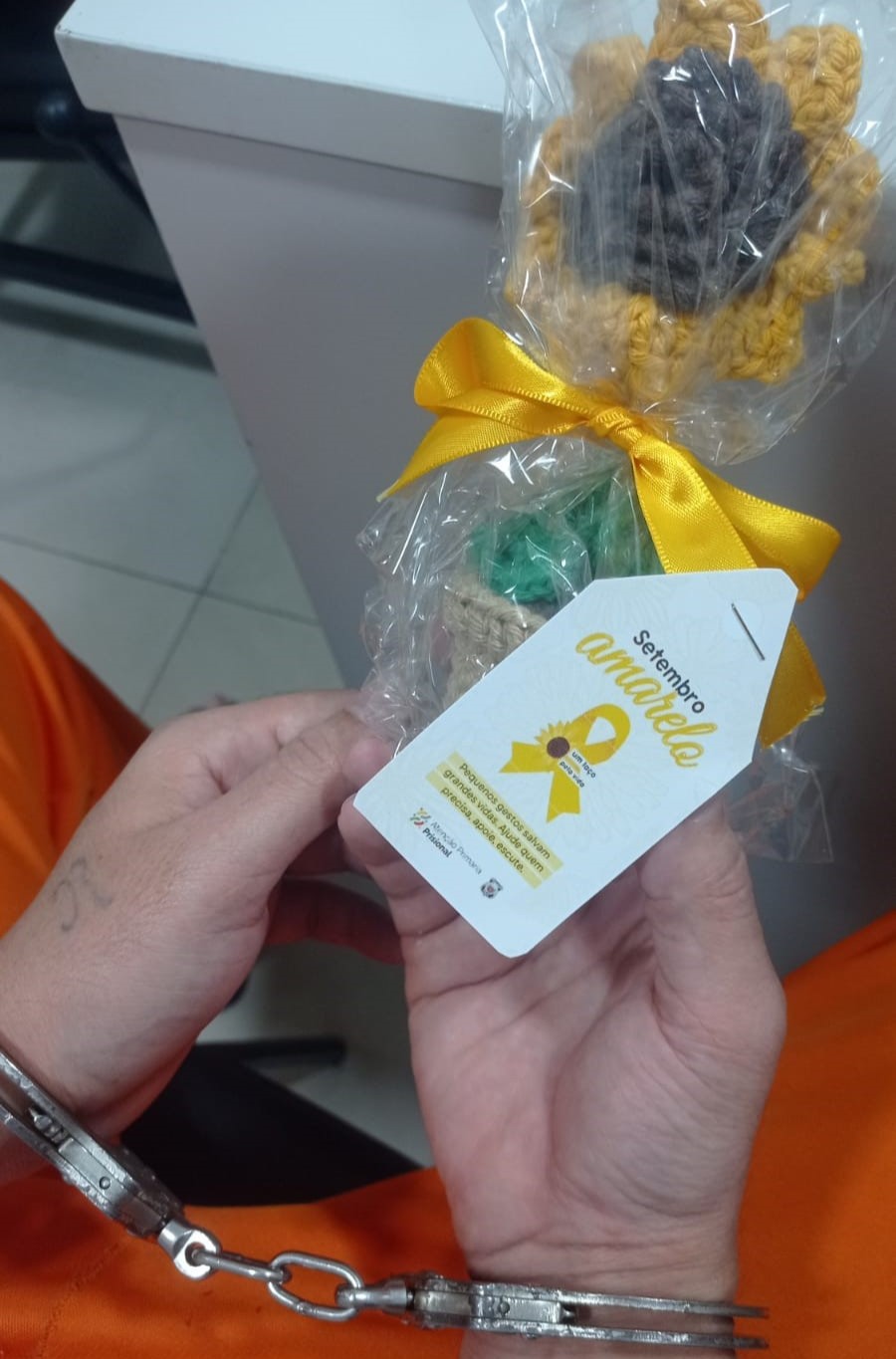 Custodiados da Cadeia Pública de Paranavaí confeccionam girassóis em oficina terapêutica alusiva ao Setembro Amarelo