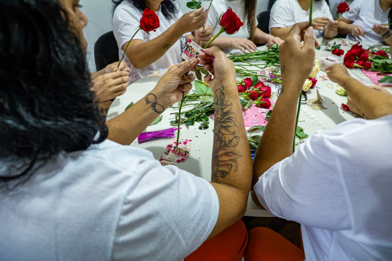 Mulheres privadas de liberdade preparam rosas que serão entregues no Dia da Mulher