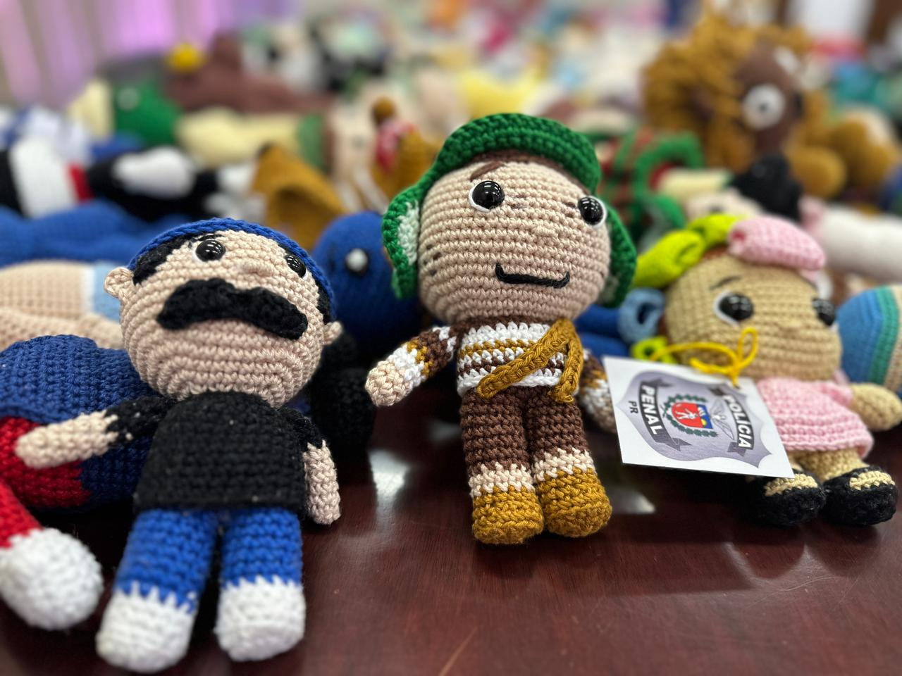 Amigurumis feitos por custodiados das unidades penais serão distribuídos às mulheres em dia de conscientização de combate à violência