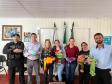 PPPR doa 590 peças de inverno a crianças de instituições sociais de Pitanga, Santa Maria do Oeste e Mato Rico