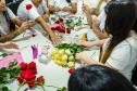 Mulheres privadas de liberdade preparam rosas que serão entregues no Dia da Mulher