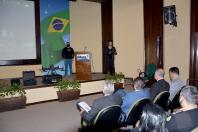 Pessoas sentada no auditório