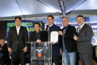 caricati, marquinhos, mesquita, ratinho e prefeito de piraquara segurando o termo de repasse de verbas