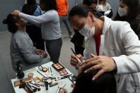 ppls trans se maquiando