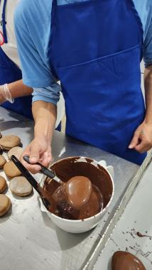 Curso voltado para confeitaria de páscoa qualifica pessoas privadas de liberdade em Cascavel