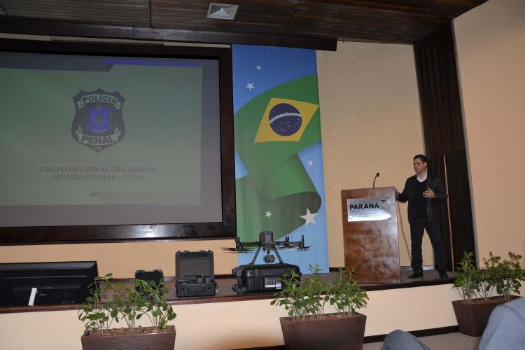 Pessoas sentada no auditório