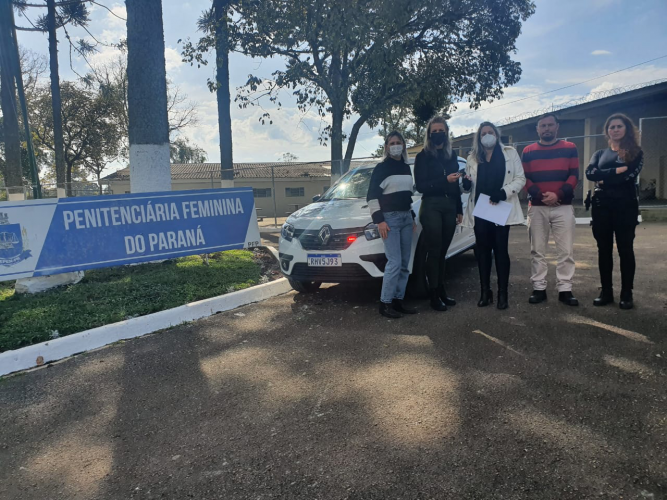 Foto de servidores recebendo o veículo em frente a unidade penal