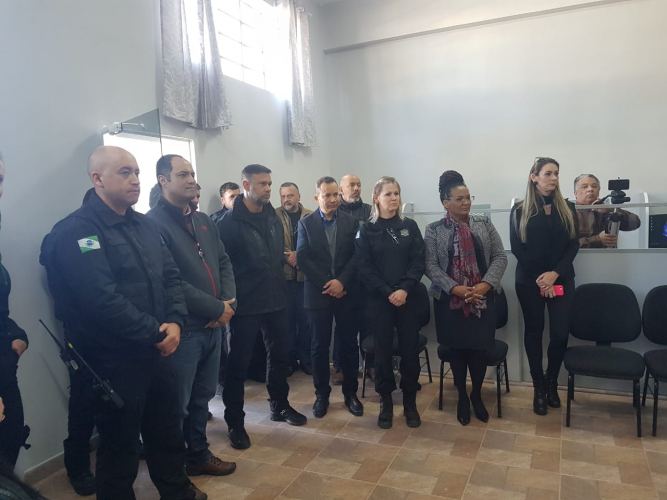 servidores reunidos dentro da sala do parlatorio