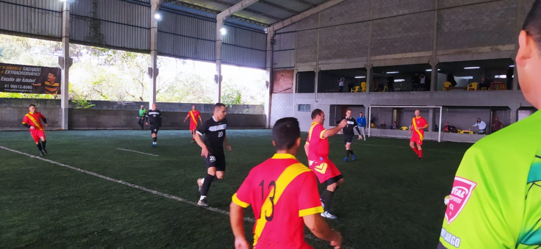Policiais penais jogando futebol