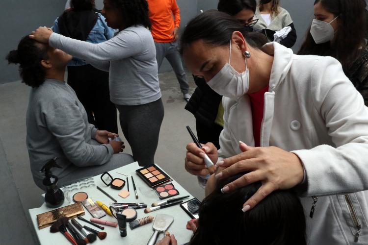 ppls trans se maquiando