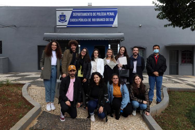 Todos envolvidos no projeto posicionados em frente a Cadeia Pública.