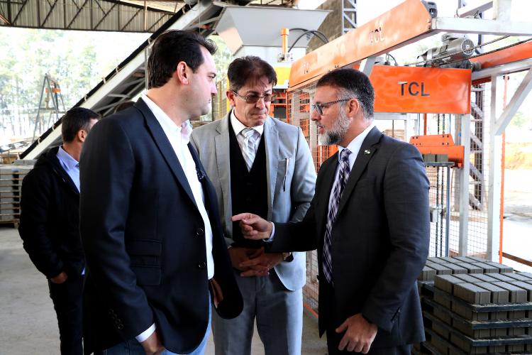 GOVERNADOR RATINHO CONVERSANDO COM O SECRETARIO DE SEGURANÇA PUBLICA E O DIRETOR DO DEPEN