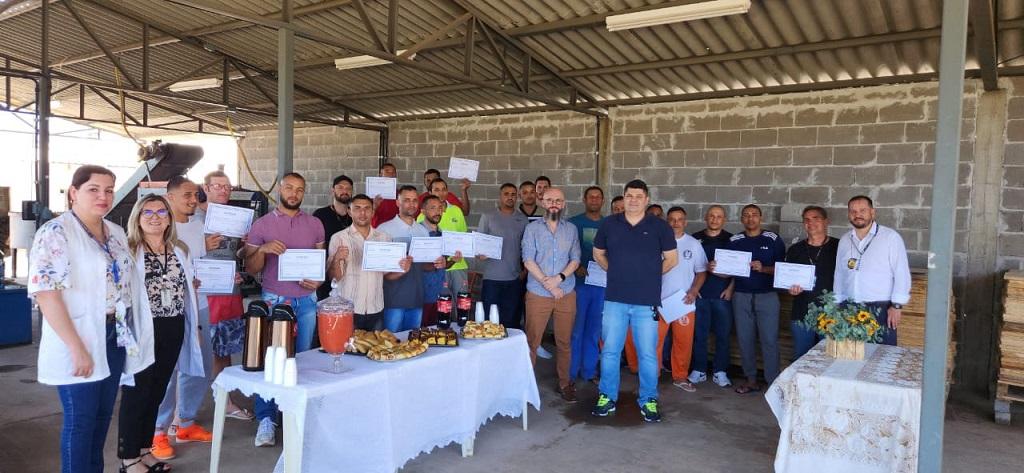 Pessoas privadas da liberdade concluem curso de artefatos e blocos de concreto em Maringá