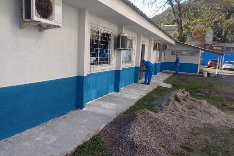 Trabalho de pessoas privadas de liberdade melhora espaços públicos em Guaratuba, no Litoral