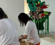 Mulheres privadas de liberdade produzem fantasias para escola de samba de Curitiba