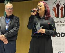 Policial penal Marilu da Costa recebe homenagem por seu trabalho em prol dos direitos humano no sistema prisional do Paraná