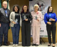 Policial penal Marilu da Costa recebe homenagem por seu trabalho em prol dos direitos humano no sistema prisional do Paraná