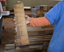 Apenados transformam madeira apreendida em piso para o Corpo de Bombeiros